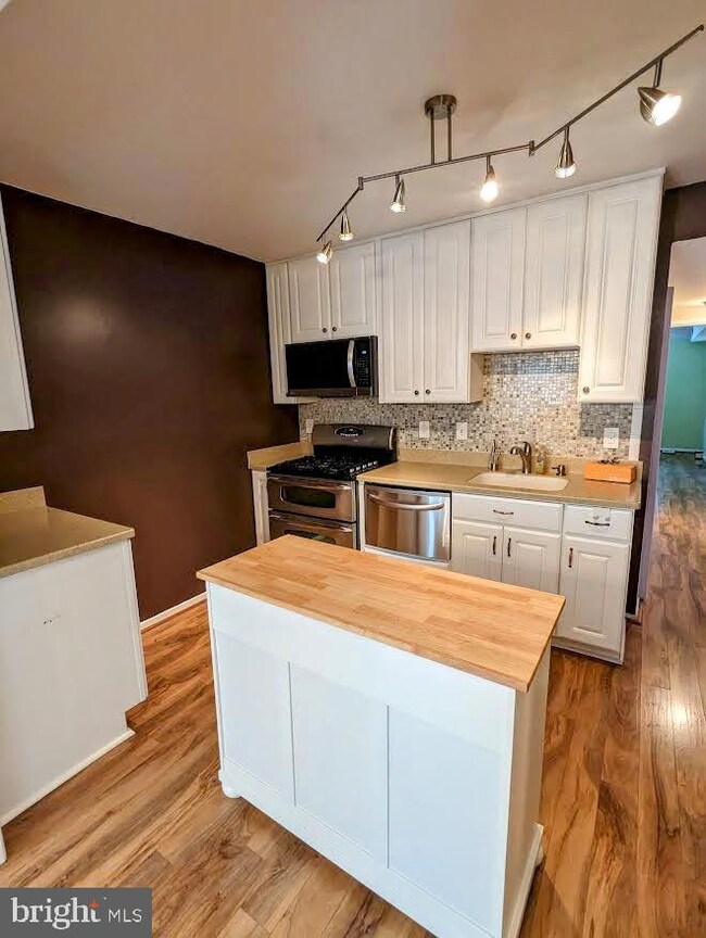 1621 Parkcrest Cir unit 101, Reston, VA 20190 - photo 5