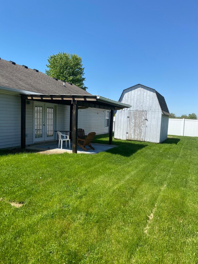 376 Schoolhouse Ln, Bargersville, IN 46106 - photo 2