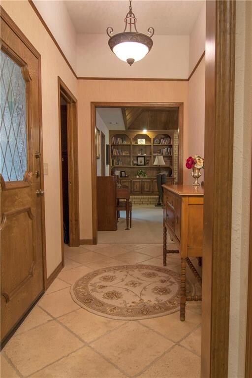 2321 Eastridge Cir, Moore, OK 73160 - photo 2