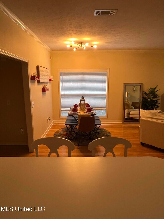 302 creston ct dining