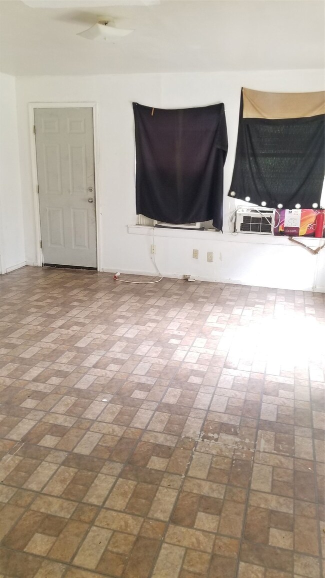 914 Ellington St, Houston, TX 77088 - photo 4