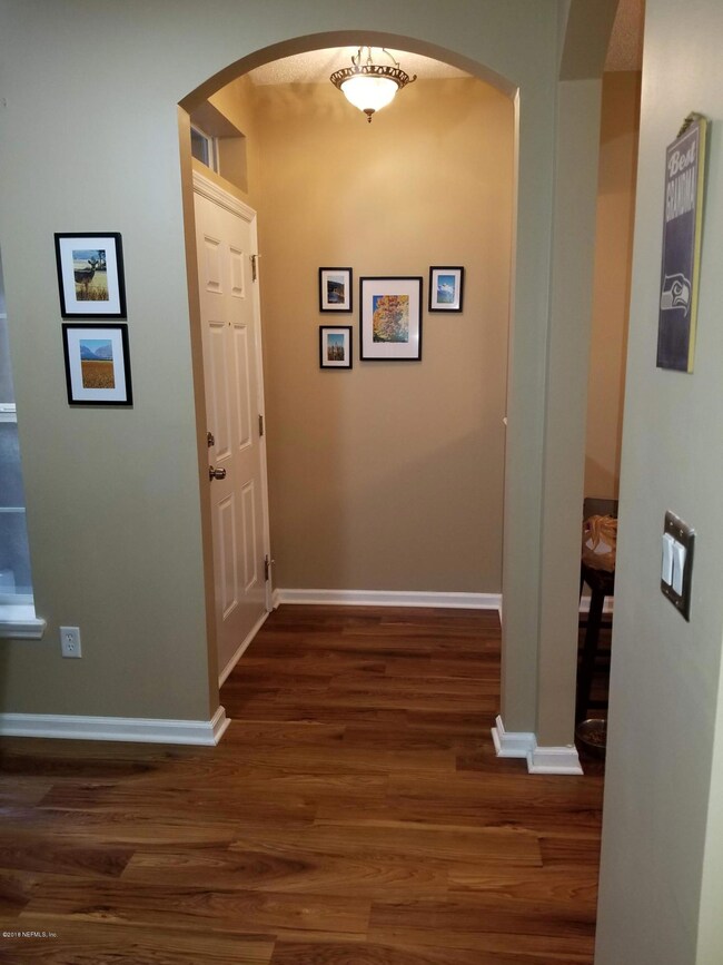 Entryway foyer thru front door