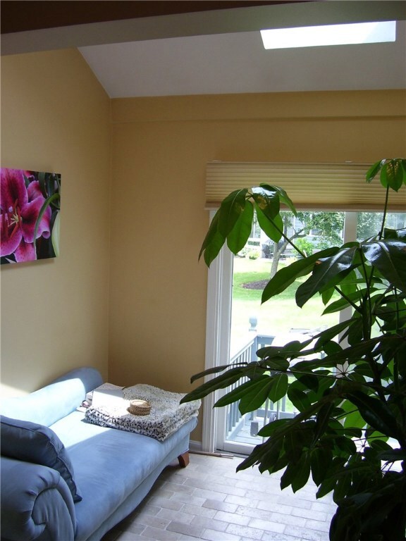 Lovely Sun room with vaulted ceiling and skylight