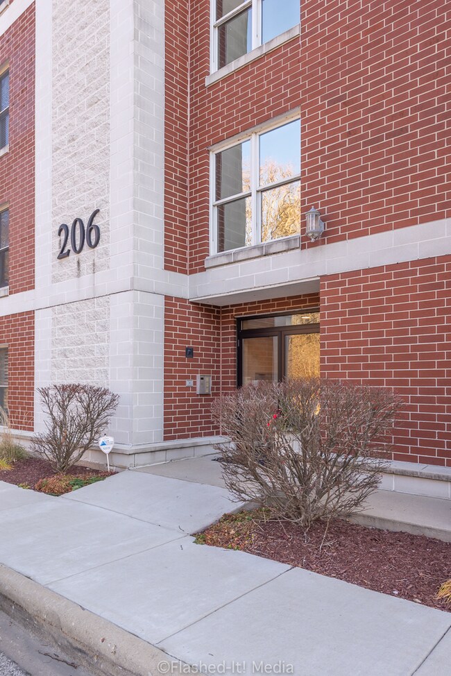 206 N Water St unit 102, Batavia, IL 60510 - photo 2