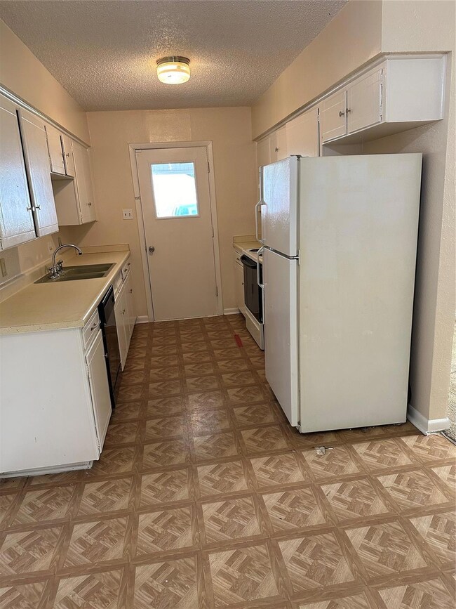 602 Casa Linda St, Ennis, TX 75119 - photo 3