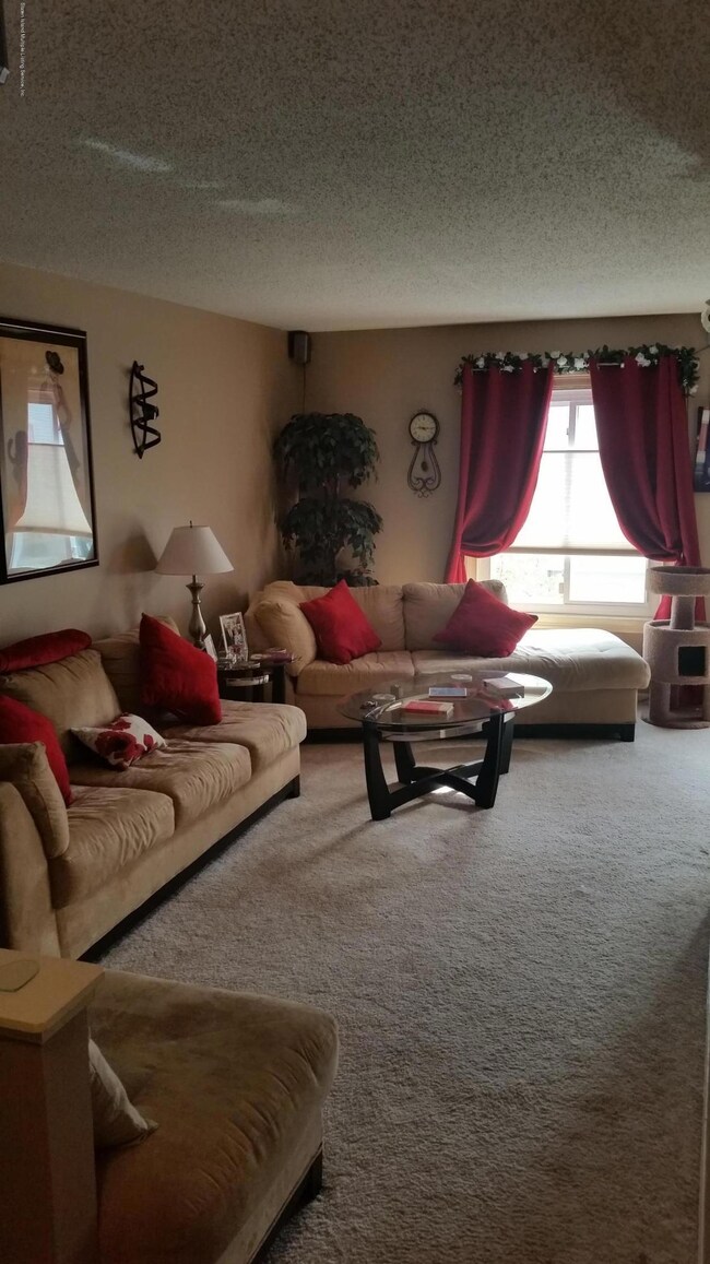 97 Ilyssa living room