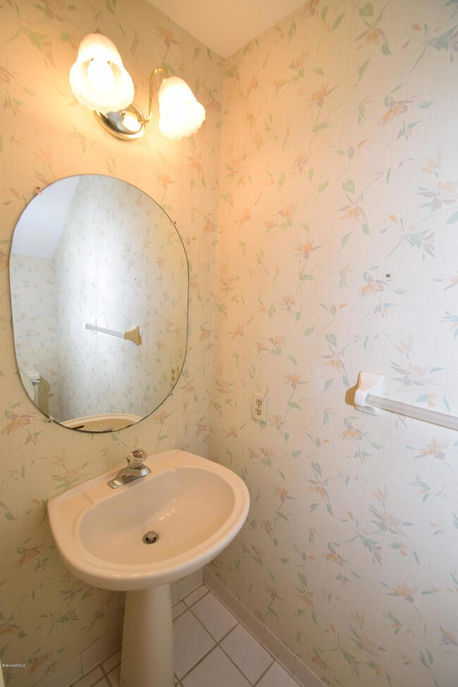 DOWNSTAIRS HALF BATHROOM!