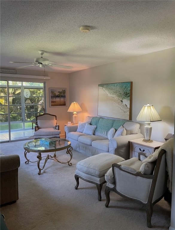 The comfortably furnished living room with lanai b