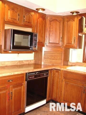 128 Portland Place, Lincoln, IL 62656 - photo 7