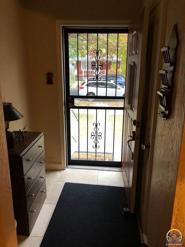 1320 SW Wayne Ave, Topeka, KS 66604 - photo 2