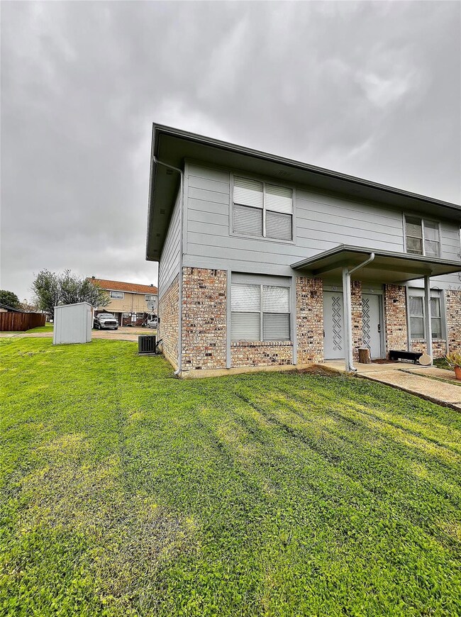 210 Christina Place, Grand Prairie, TX 75051 - photo 2