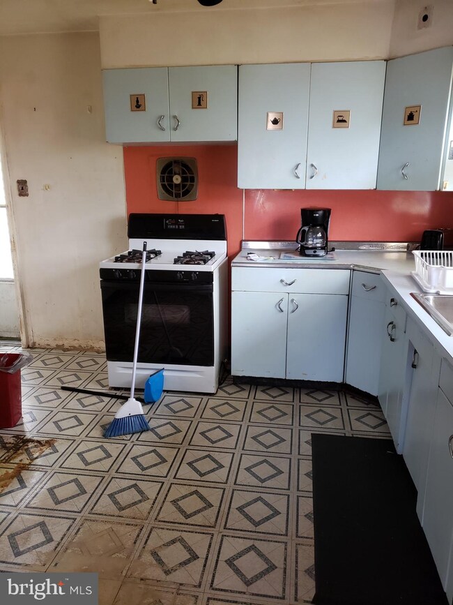 137 S Browning Ave, Somerdale, NJ 08083 - photo 4