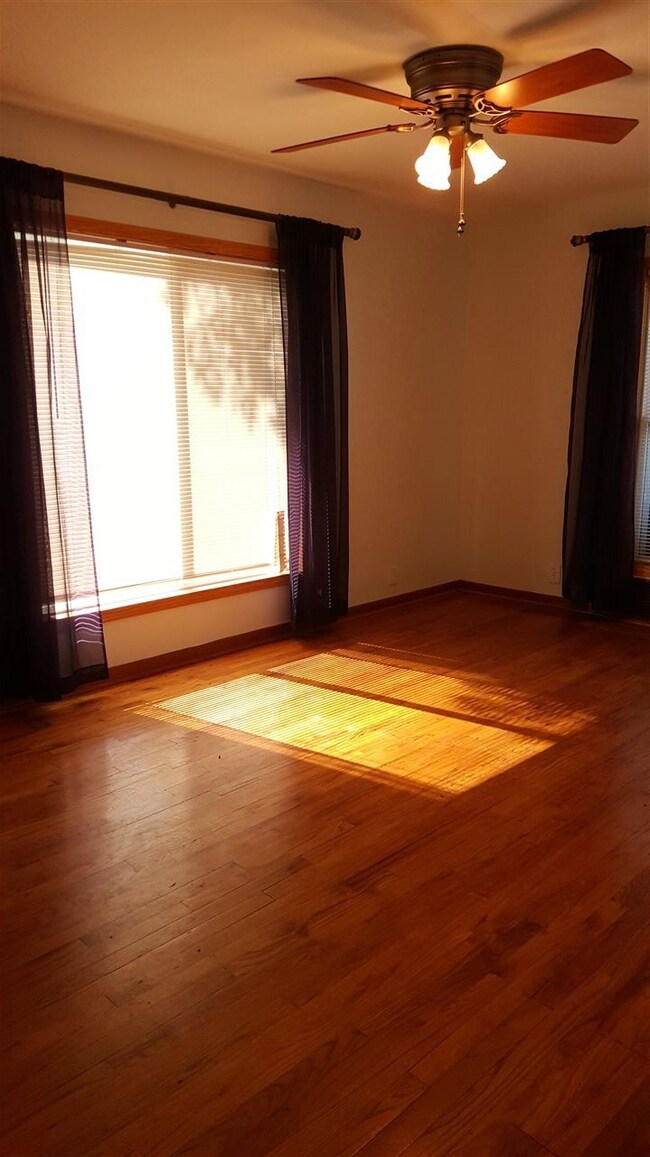 606 W 2nd St, Cedar Falls, IA 50613 - photo 5