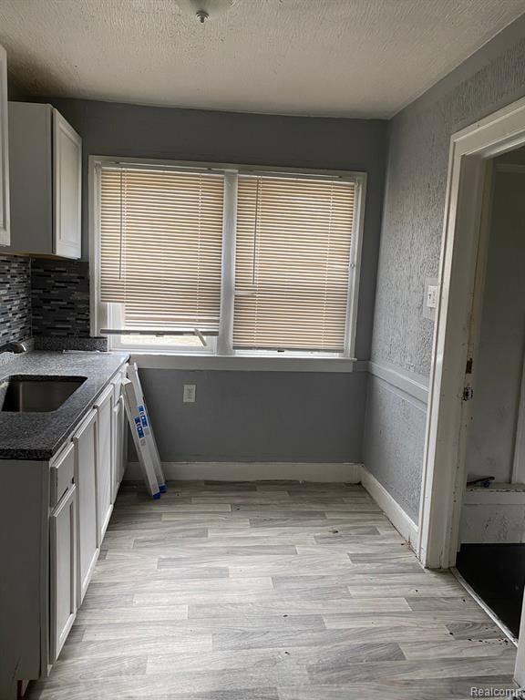 8248 Roselawn St, Detroit, MI 48204 - photo 6