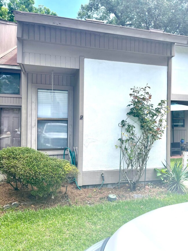 Front wall next to entrance