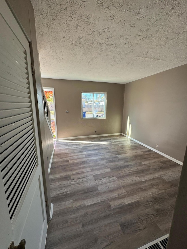 442 S Yale Living Room 06-25