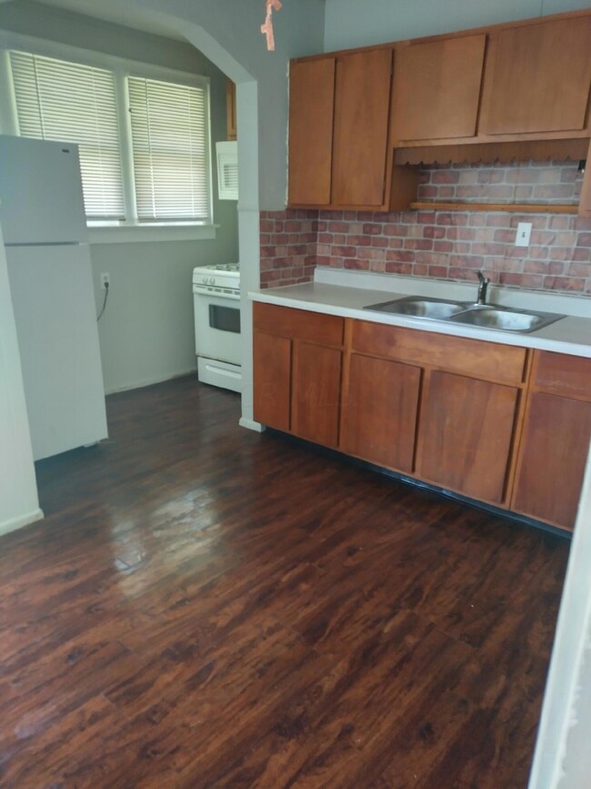 251 N Wheatland Ave, Columbus, OH 43204 - photo 6