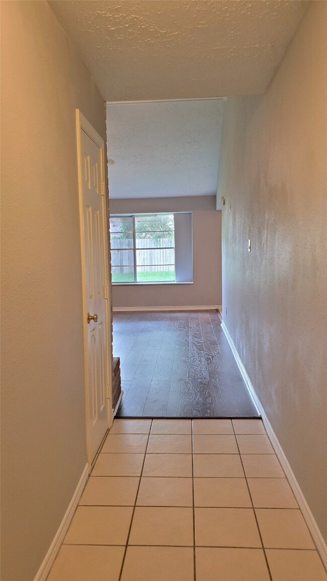 3334 Willow Tree Dr, Houston, TX 77066 - photo 2