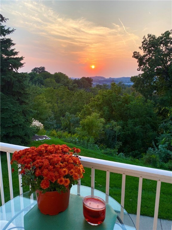 People look long and hard to find this view and this is yours to be had each and every night!