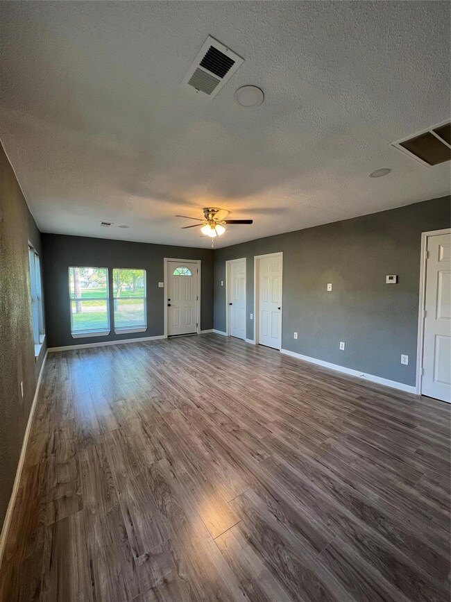 110 E Freeman St, Ennis, TX 75119 - photo 3