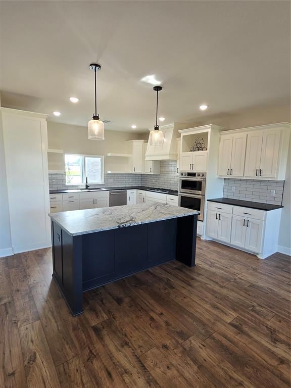 Kitchen with decorative backsplash, dishwasher, op