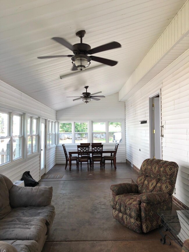 300 Woodland Dr, Shelbyville, TN 37160 - photo 4