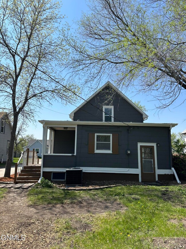 311 4th Ave SW, Jamestown, ND 58401 - photo 4