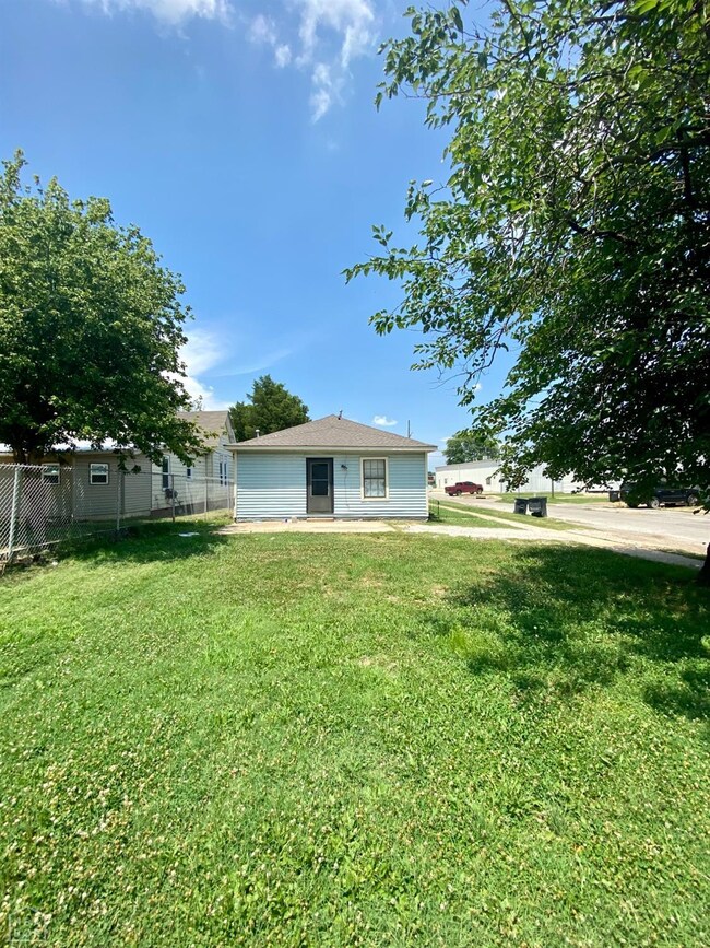 411 Krewson St, Jonesboro, AR 72401 - photo 2