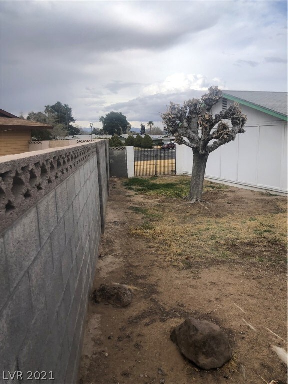 4493 Oakhill Cir, Las Vegas, NV 89121 - photo 7