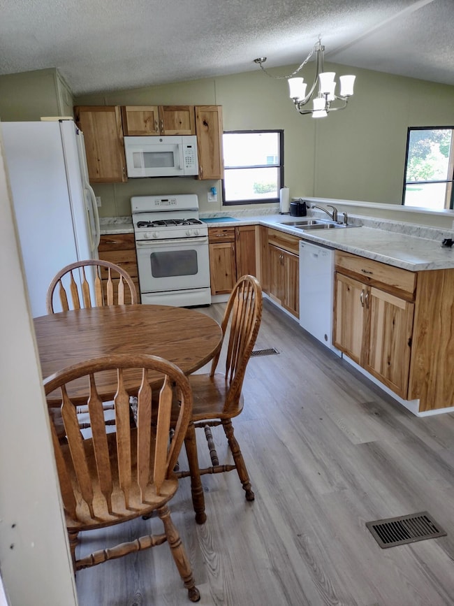 217 Creekview Dr, Battle Creek, MI 49037 - photo 3