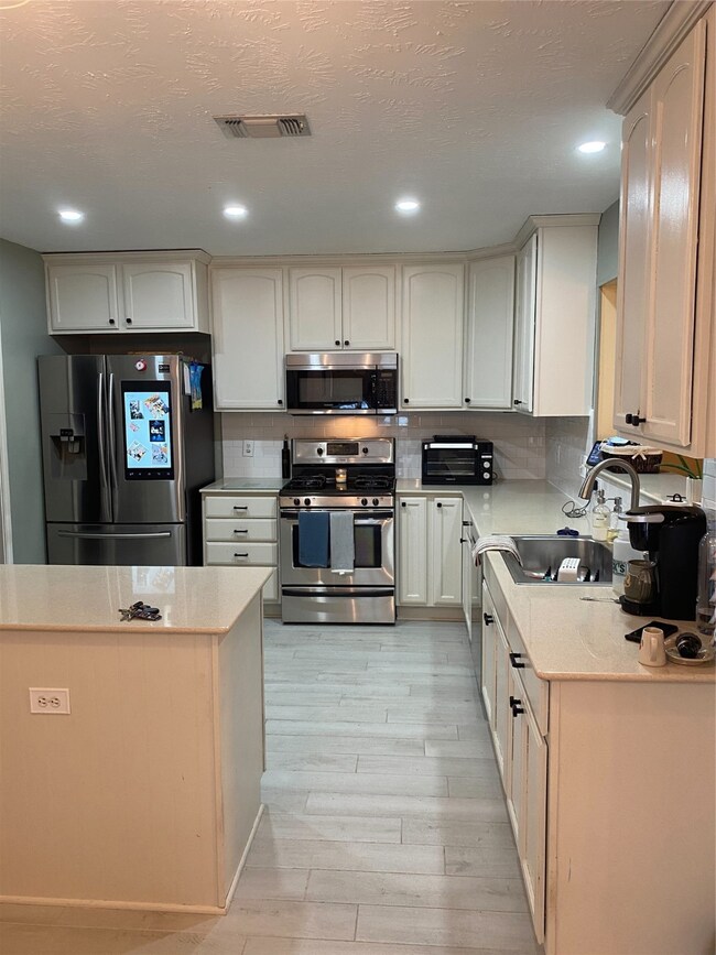 2012 Stapleton Dr, Friendswood, TX 77546 - photo 3