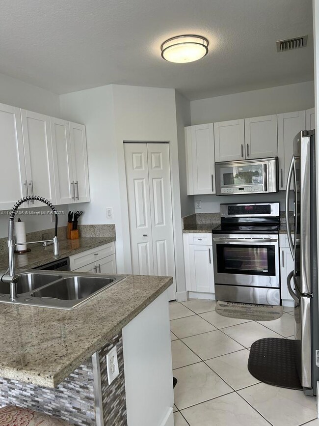 11200 NW 73rd St, Doral, FL 33178 - photo 7