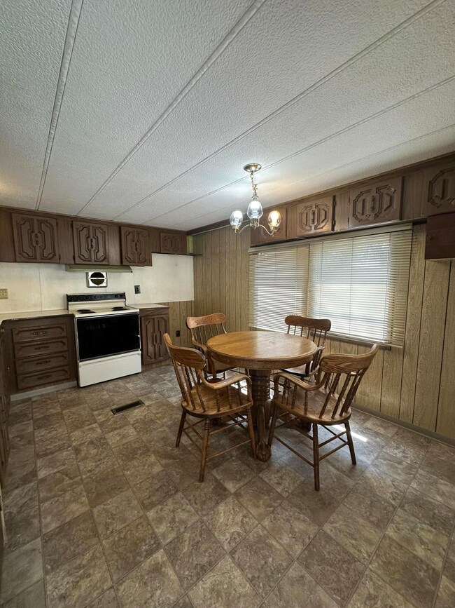 dining/kitchen