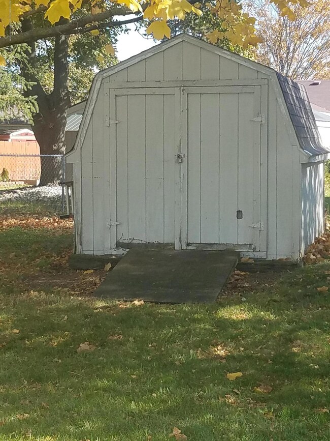 1032 Andrus Ave, Lansing, MI 48917 - photo 3