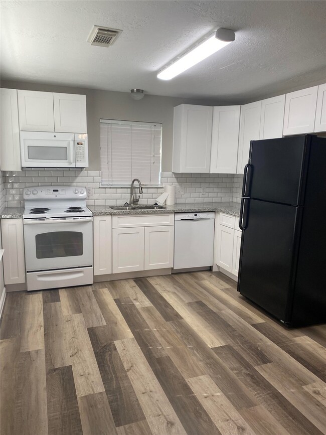 615 S Cherry St, Tomball, TX 77375 - photo 3