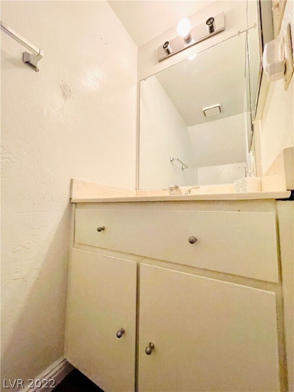 1460 Hialeah Dr unit B, Las Vegas, NV 89119 - photo 6