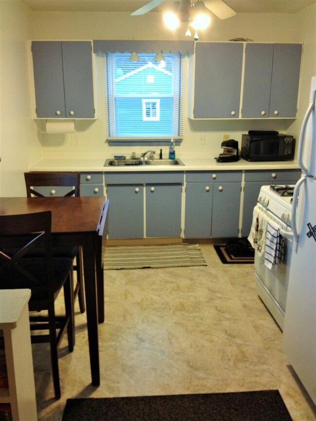 1347 W 38th Place, Davenport, IA 52806 - photo 6