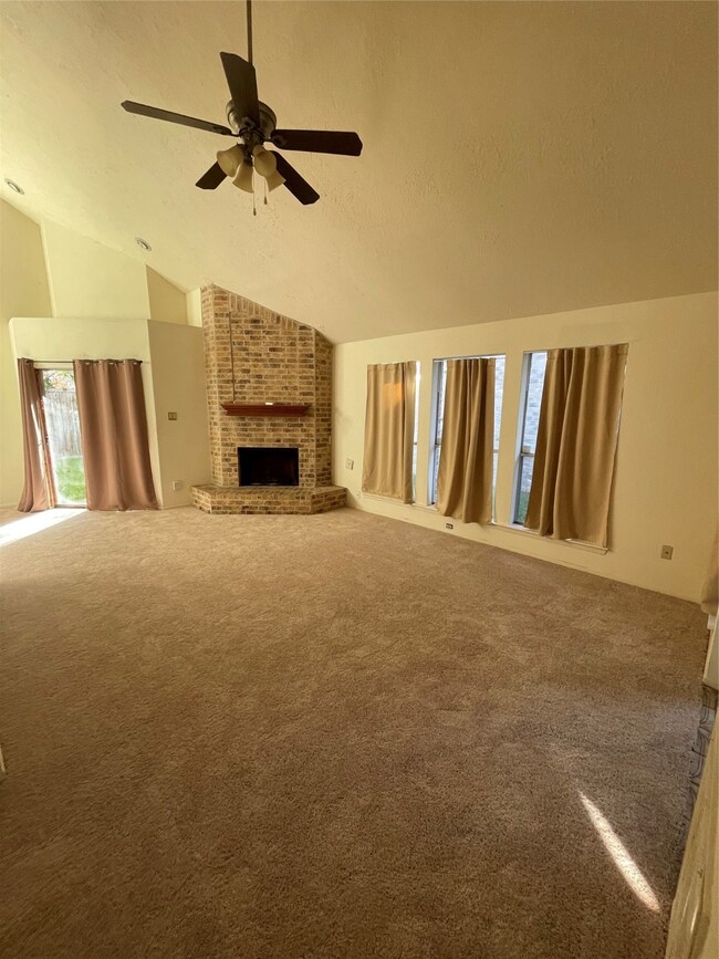 8606 Scenic Green Dr, Houston, TX 77088 - photo 4