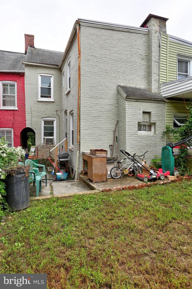 417 Laurel St, Lancaster, PA 17603 - photo 2