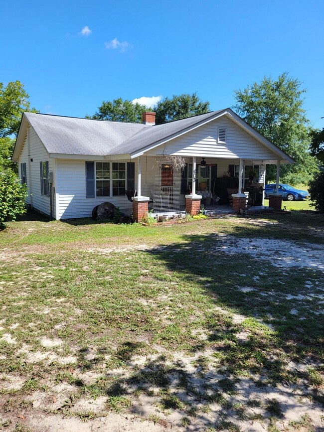 cute little cottage with circular drive
