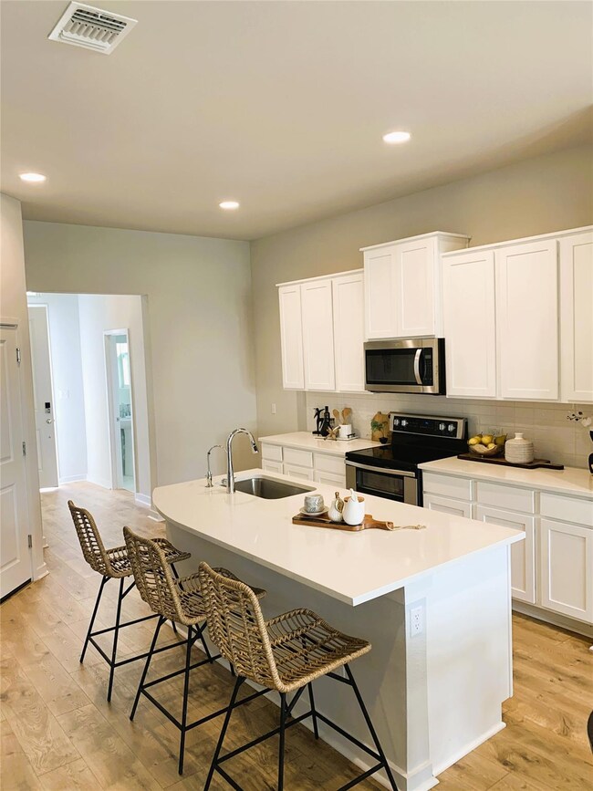 Kitchen with appliances with stainless steel fini