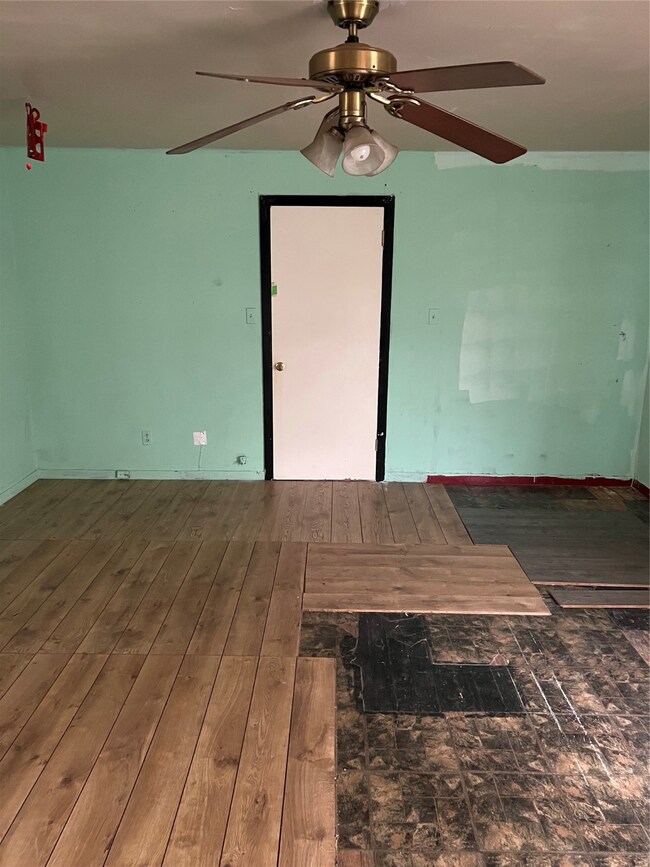 6405 Helmers St, Houston, TX 77022 - photo 6