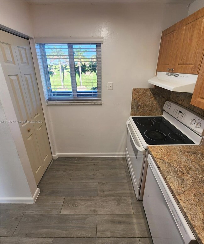 10900 SW 196th St unit 210, Cutler Bay, FL 33157 - photo 4