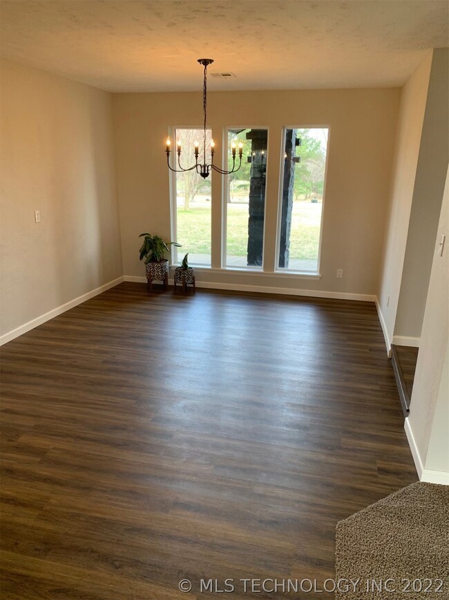 17033 S Creekwood Ct, Claremore, OK 74017 - photo 6