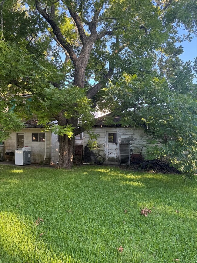 411 Martin Luther King jr Dr, La Marque, TX 77568 - photo 3