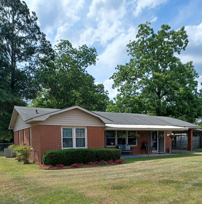 25 Rogers St, Hazlehurst, GA 31539 - photo 2