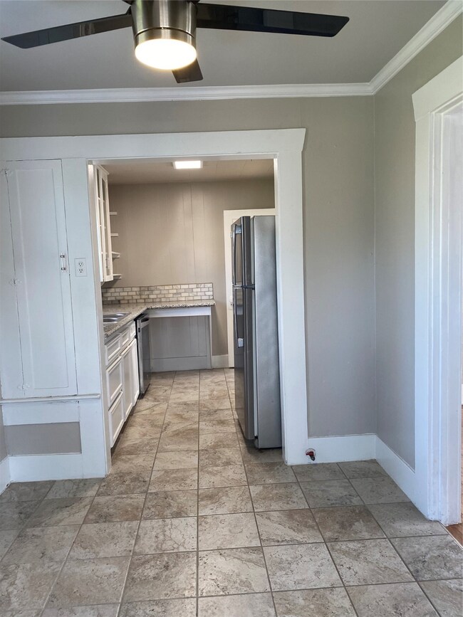 939 1/2 Byrne St unit GA, Houston, TX 77009 - photo 6