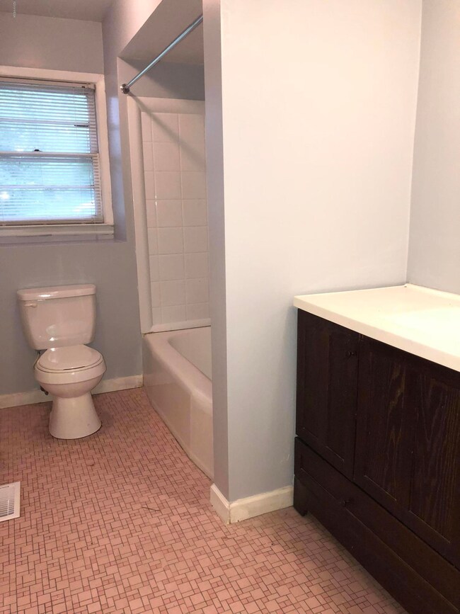 9 Hall bath