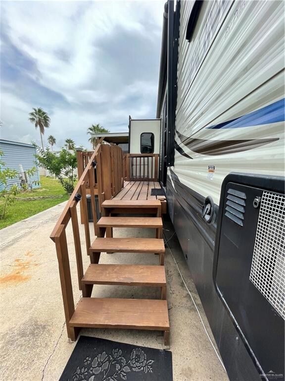 STURDY AND SPACIOUS STEPS INTO THE TRAILER
