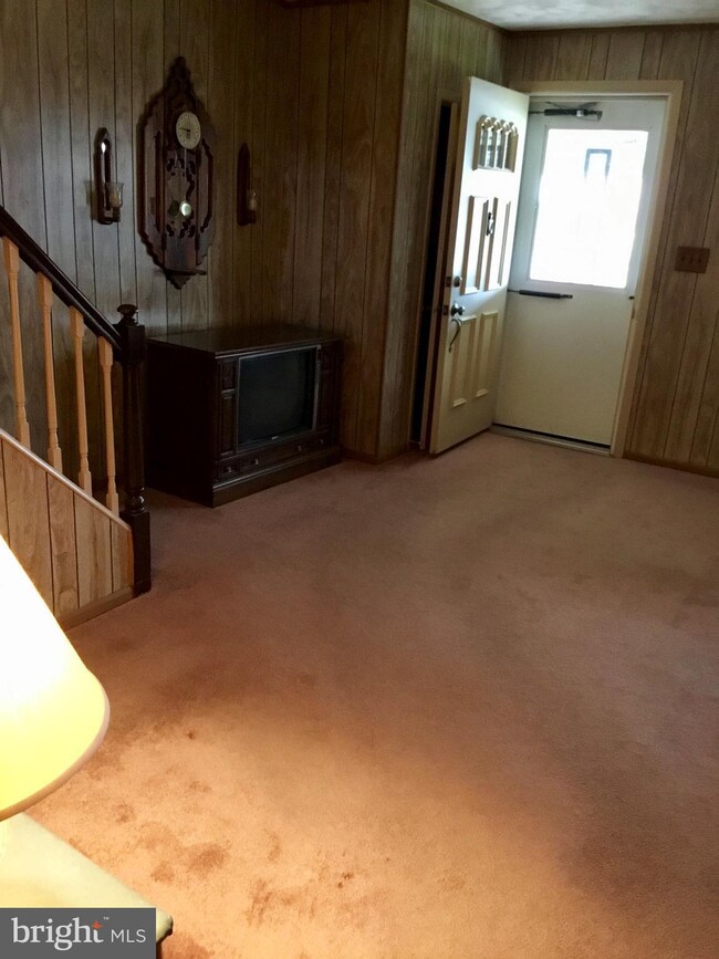 947 Arncliffe Rd, Essex, MD 21221 - photo 2